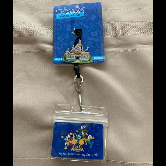 Disney - NWT Vintage Disneyland 50th Fast Pass Holder. - Picture 2 of 5